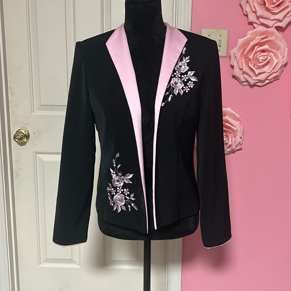 Floral embroidered blazer